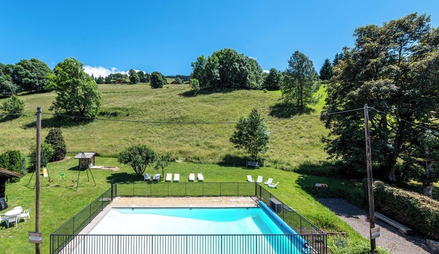 Apartment 'Les Chamois,Piscine Et Aire De Jeux' with Mountain View, Shared Garden and Wi-Fi
