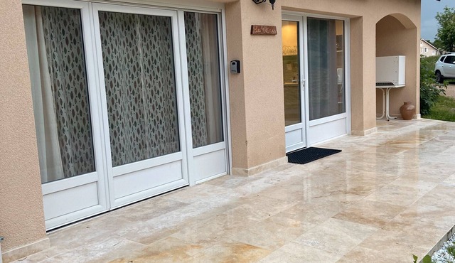 Apartment 'Les Ocres' with Private Terrace and Wi-Fi