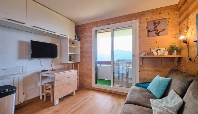 Apartment 'Les Ours Bleus' with Mountain View and Balcony