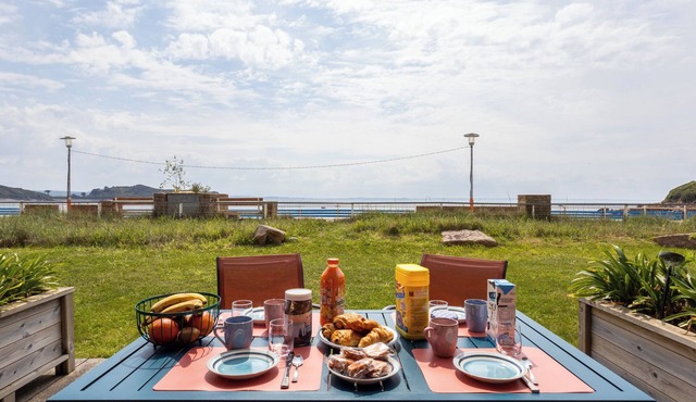 Apartment 'Les Pieds Dans L'eau' with Sea View, Private Terrace and Wi-Fi