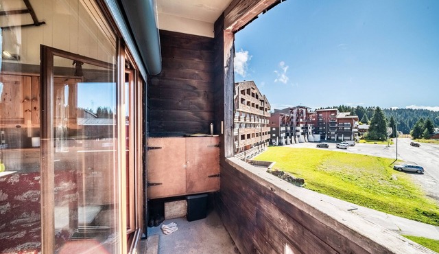 Apartment 'Les Pralyssimes - 35 M²' with Mountain View and Balcony