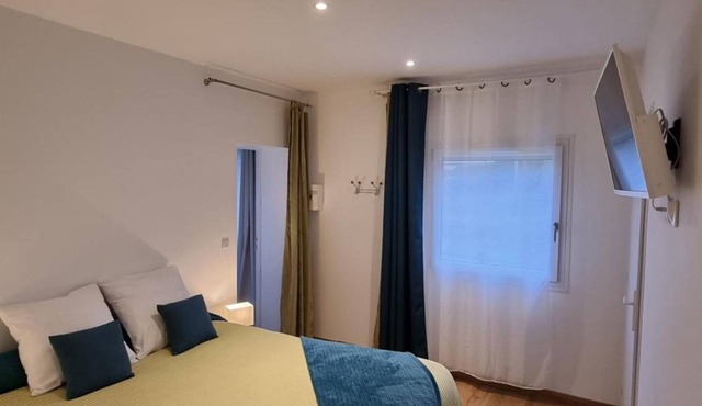 Apartment 'Les Tables Aux Vaches-Chambre Agout' with Private Terrace, Private Garden and Wi-Fi