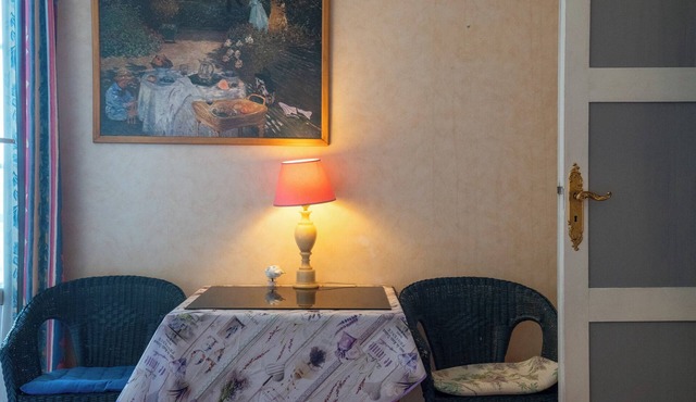 Apartment Les Volets Bleus in a canal-side manor house, ideal for families