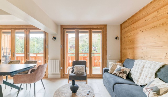 Apartment 'Les Vernettes' with Mountain View and Balcony