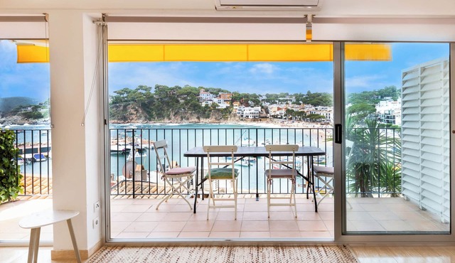 Apartment 'Llafranch Sea' with Sea View, Private Terrace and Wi-Fi