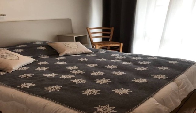 APARTMENT LOCATED IN TOWN CENTER WIFI PRIVATE PARKING SECURE 3 STARS