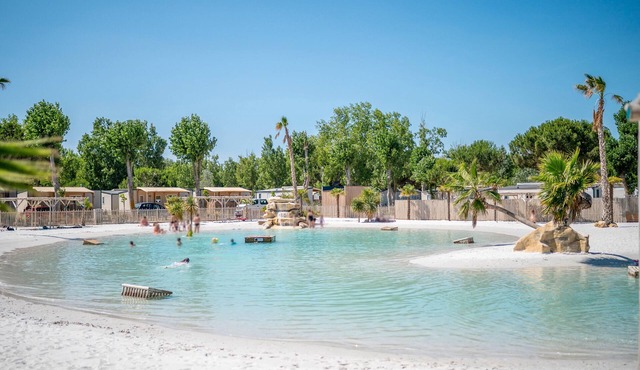 Apartment 'Location 6 Pers' with Shared Pool, Private Terrace and Air Conditioning