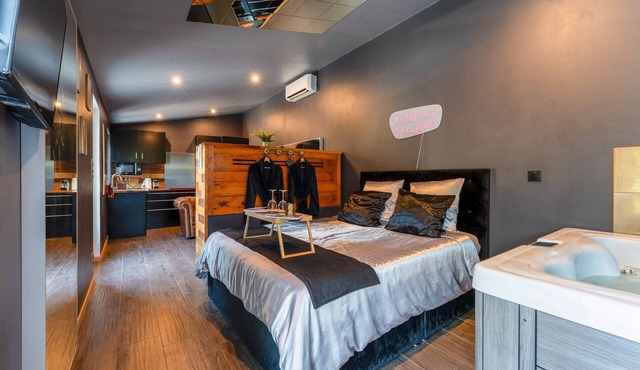 Apartment 'Love Room - Rhôna' with Wi-Fi and Air Conditioning