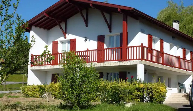 Apartment 'Maison Artzain Etchea' with Private Terrace, Private Garden and Wi-Fi
