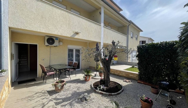 Apartment Malu is located in a quiet neighborhood in Pula.