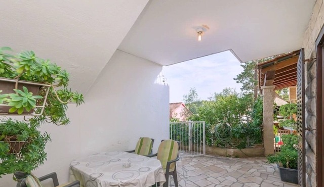 Apartment Mari - great location 30m from the sea: A1 donji (2+2) - Milna (Brac), Island Brac,