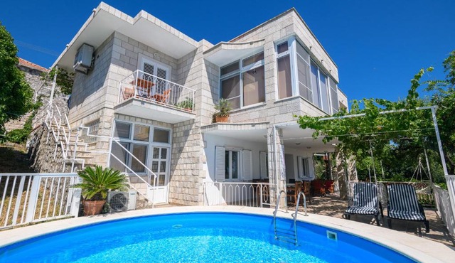 Apartment MARIO - veliki stan za odmor - terasa- vrt - bazen - pogled more, izoliran