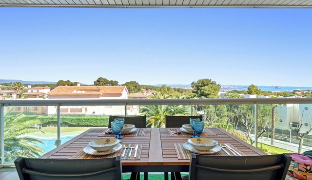 Apartment "Martin y Rose en Salou" with Sea View, Shared Pool & Wi-Fi