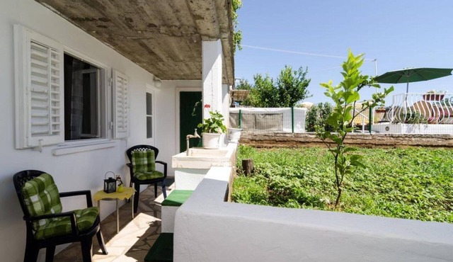 Apartment Mir - Studio Apartment with Garden View