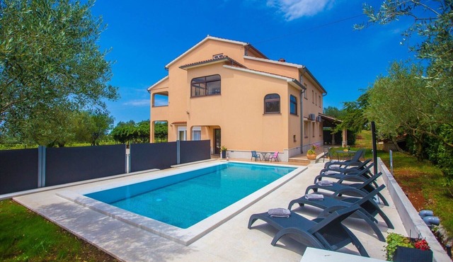 Apartment Mir with private Pool