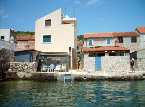 Apartment Mirni by the sea