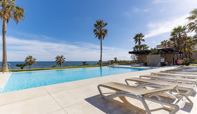 Apartment 'Modern Frontline Beach - Estepona' with Sea View, Wi-Fi and Air Conditioning