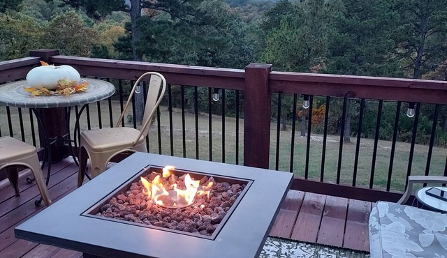 Apartment, Mountain View/Personal Deck Bikers welcome. Mins to DT Eureka Spgs.