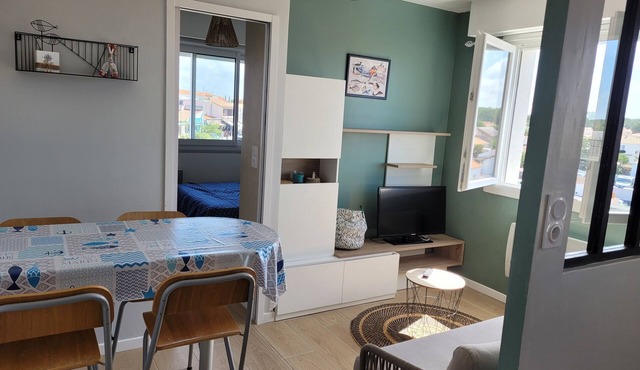 Apartment near bus station/town center/beach. all on foot!