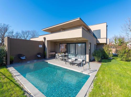 Apartment near beach with pool