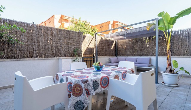 Apartment 'Near Beaches Large Private Patio' with Shared Pool, Wi-Fi and Air Conditioning