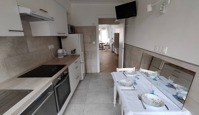 Apartment near Croix Rousse metro station, shops and market