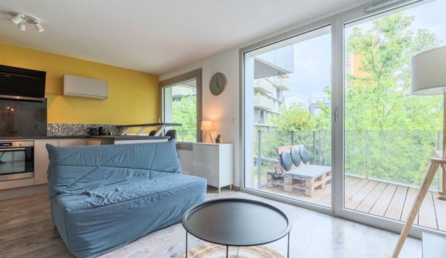 Apartment near metro with parking & balconies