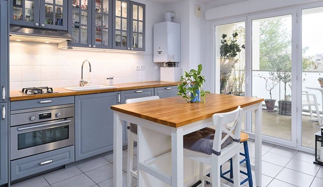 Apartment near T2 streetcar