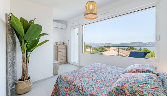 Apartment near the Madrague harbor. Sublime sea view