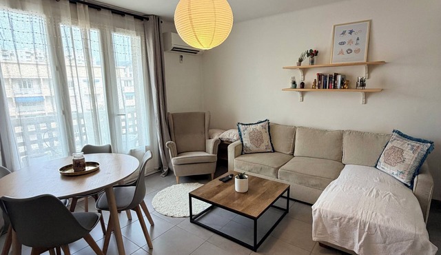 Apartment near velodrome 6 adults possible Parking Clim Umbrella bed