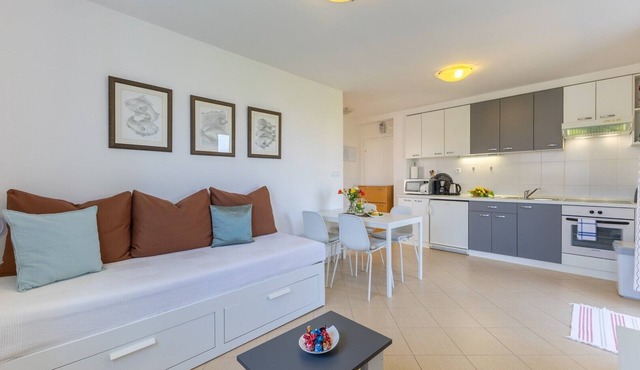 Apartment Nensi with Balcony near Porec