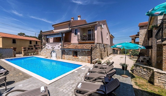 Apartment Noemi I in Villa Valtrazza with shared pool