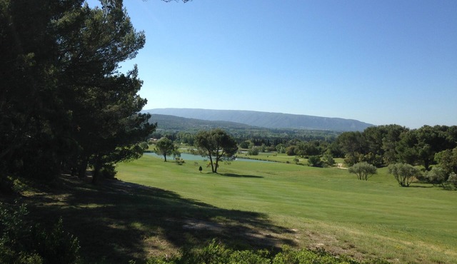 Apartment on golf in Provence with swimming pool