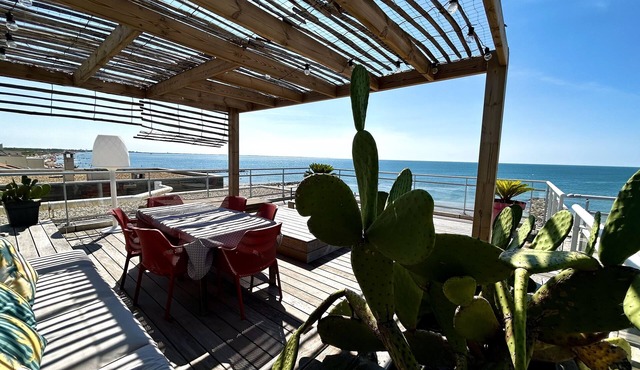 APARTMENT OF STANDING PANORAMIC VIEW ON THE SEA. DIRECT BEACH. POOL