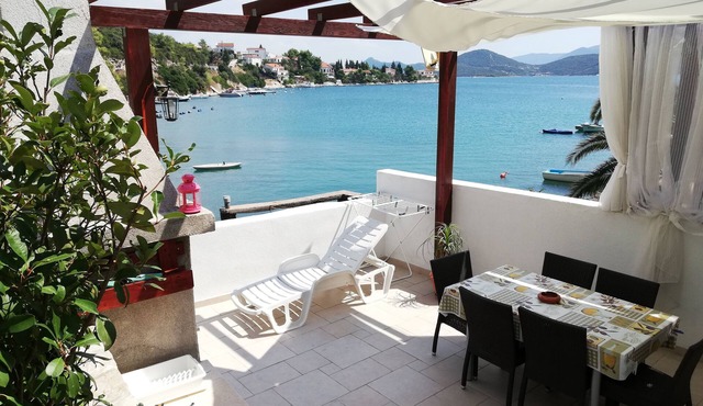 Apartment Olly seafront large terrace with barbecue 4 sunbeds and garden