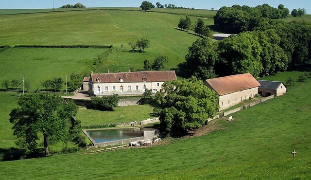 Apartment on a hedged farm on the edge of the Morvan Park