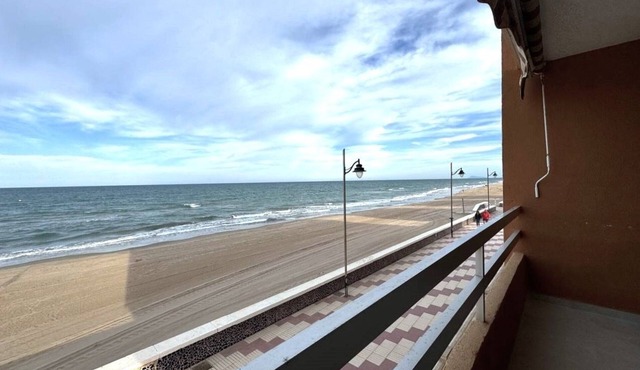 Apartment on the BEACHFRONT, stunning sunrises and sunsets.