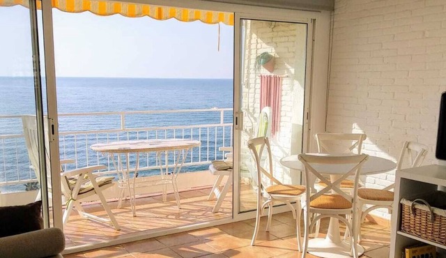 Apartment on the beach, with sea views, near Barcelona