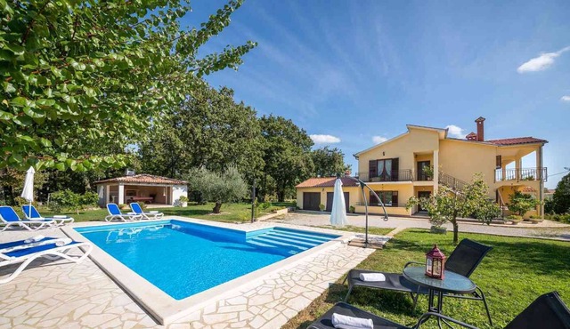 Apartment on the ground floor of a family house with pool