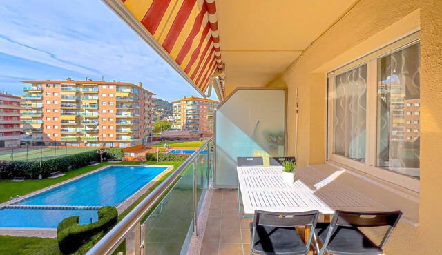 Apartment on the Paseo Marítimo 3 minutes from the beach, community pool, free Wi-Fi, excellent location, bars, restaurants and shops. Vivalidays Luis.