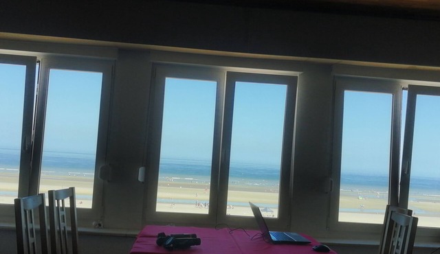 Apartment on the sea wall with exceptional sea views, right on the water!