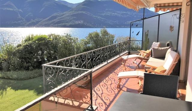 Apartment on the shores of Lake Maggiore, with large terrace and access to the l