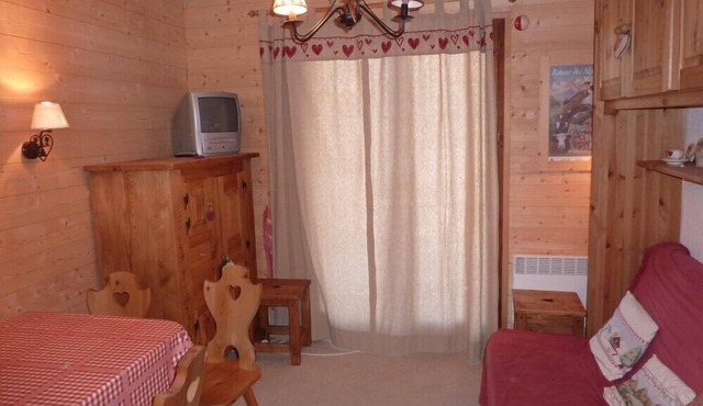 APARTMENT ON THE TRACKS