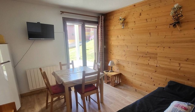 APARTMENT ON THE TRACKS