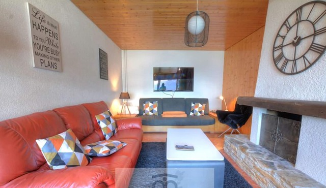 Apartment on two stories including : 1st: entrance hall, separate WC. 1 bedroom with a bunk bed and