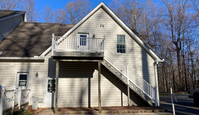 Apartment over the garage, deep in the quiet woods, 2br.