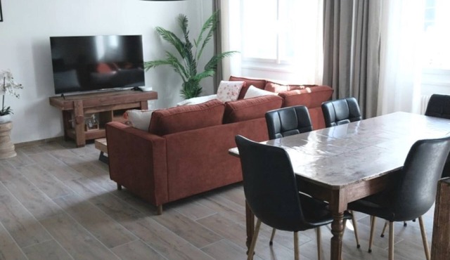 Apartment overlooking Notre Dame Cathedral, Hyper center.