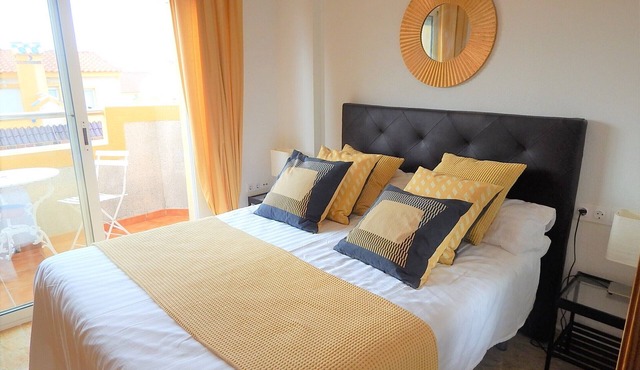 Apartment overlooking large pool with private roof terrace, La Florida