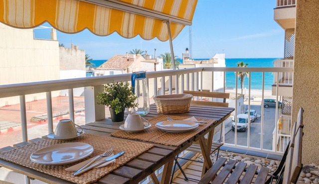 Apartment 'Pescadors' with Balcony and Air Conditioning