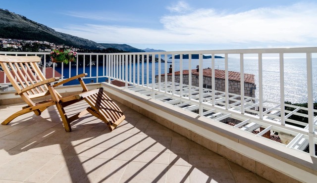 Apartment Paco - Three-Bedroom Apartment with Balcony and Sea View